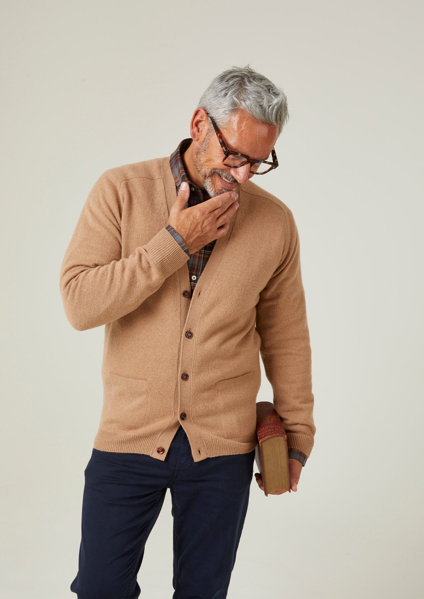 Cardigan in lana d'agnello della Cornovaglia in cammello - vestibilità classica