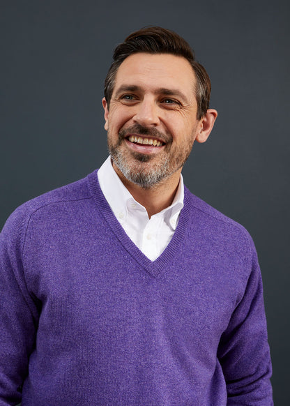 Men's Lambswool Vee Neck Jumper in Plum