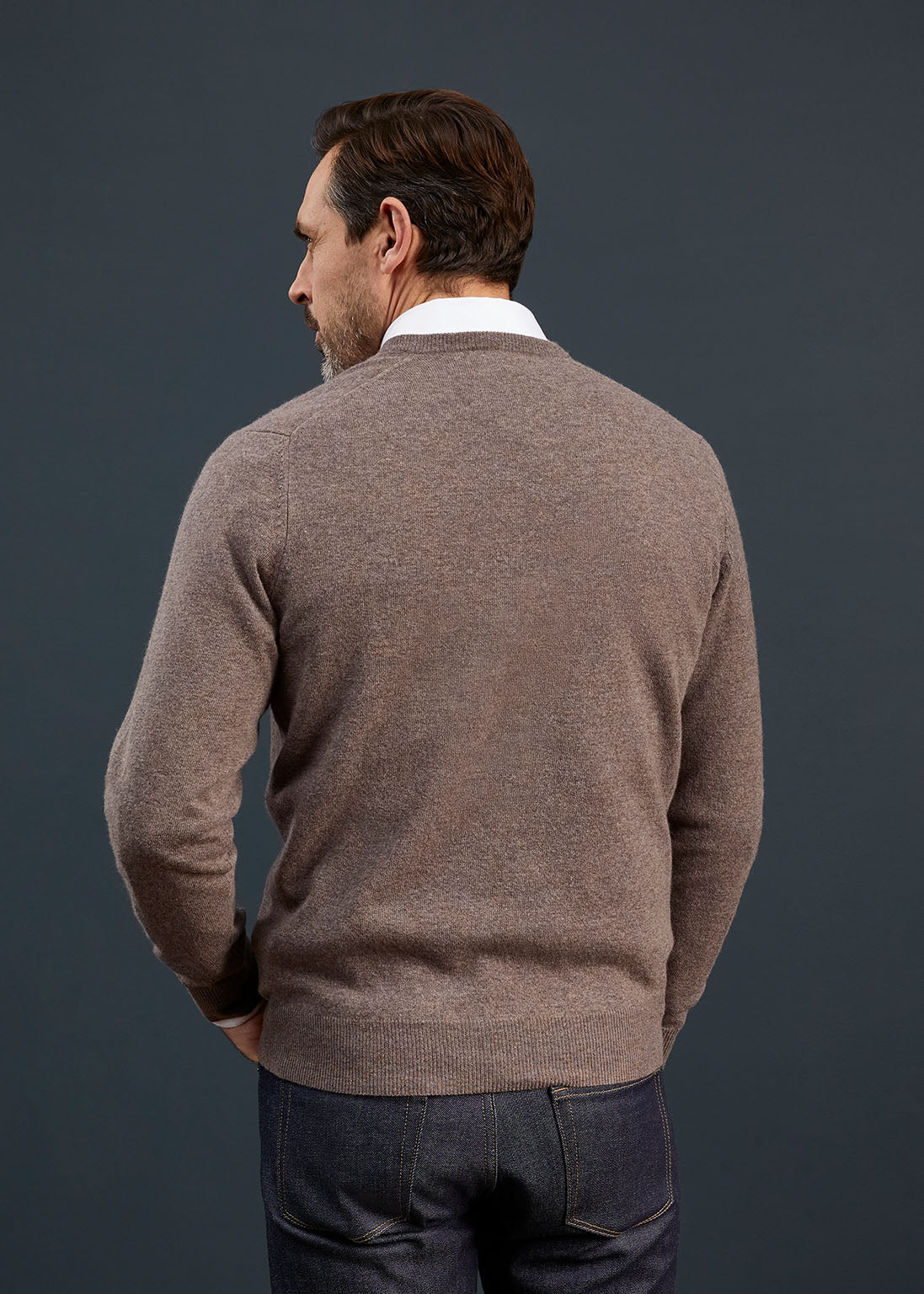 Men's Geelong Lambswool Vee Neck Jumper in Tobacco