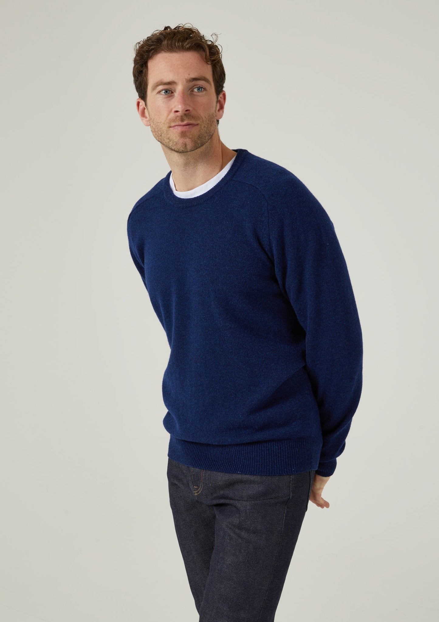 Maglione da uomo in lana d'agnello Dorset in indaco - vestibilità classica