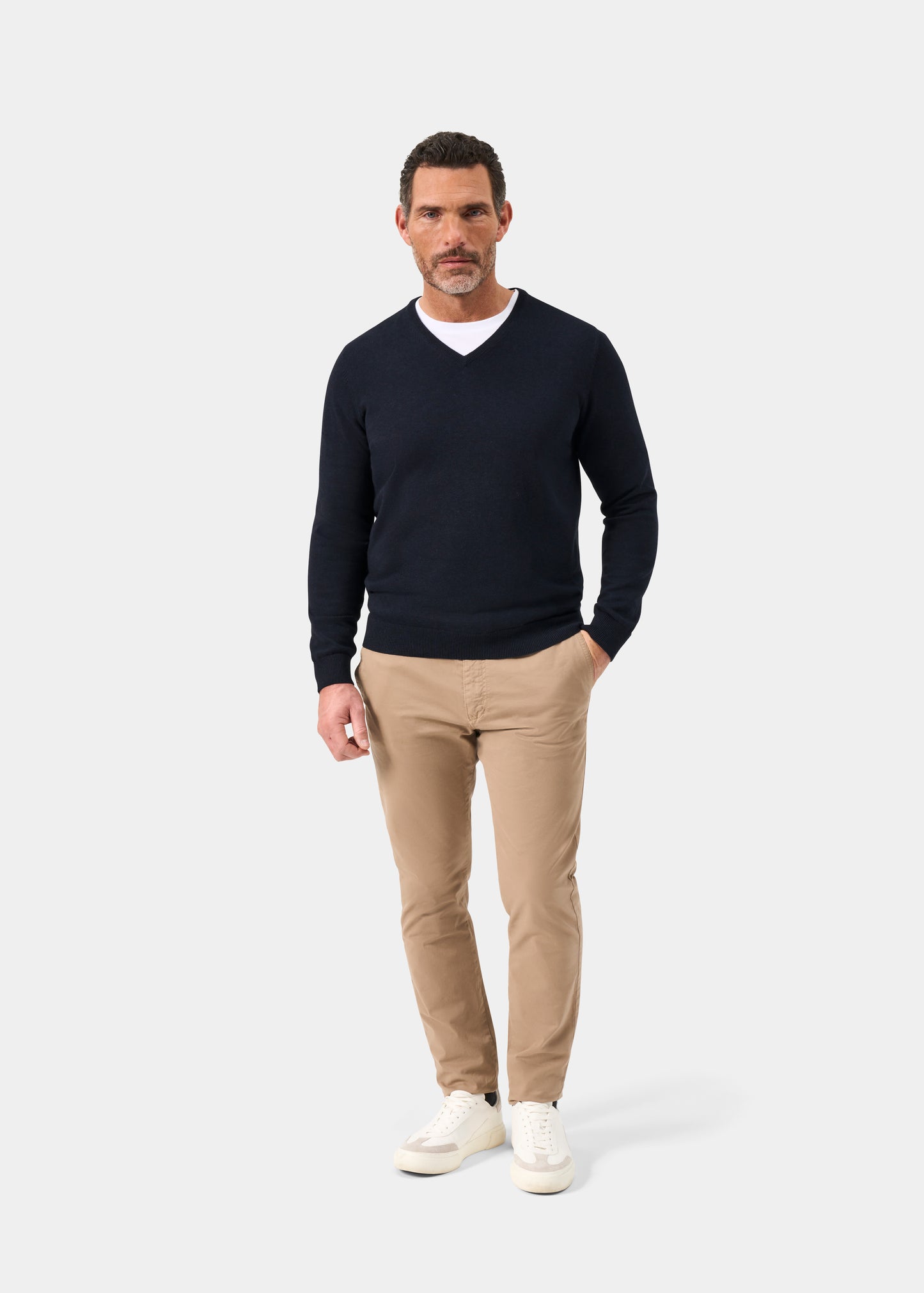 Men's Cotton Cashmere Vee Neck Jumper in Navy