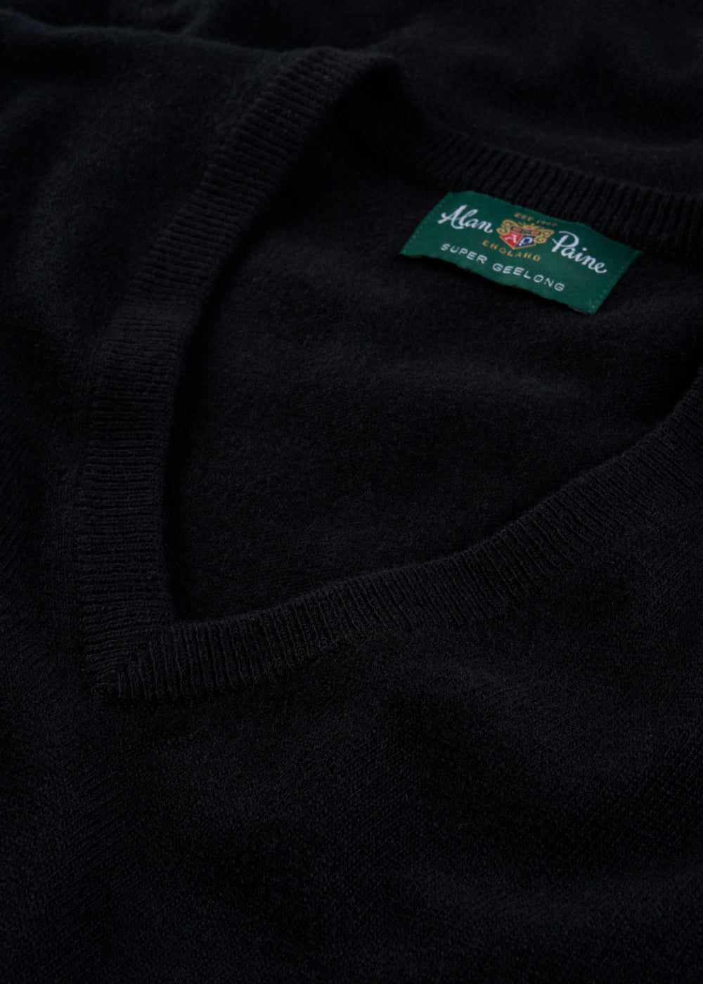 Men's Geelong Wool Vee Neck Jumper in Black