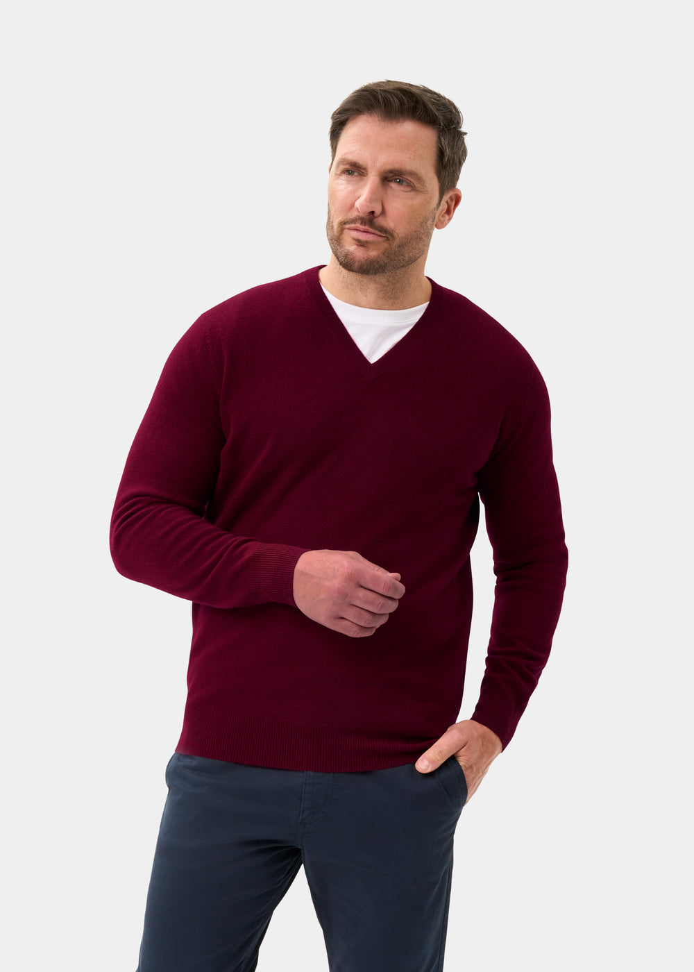 Men's Geelong Wool Vee Neck Jumper in Claret