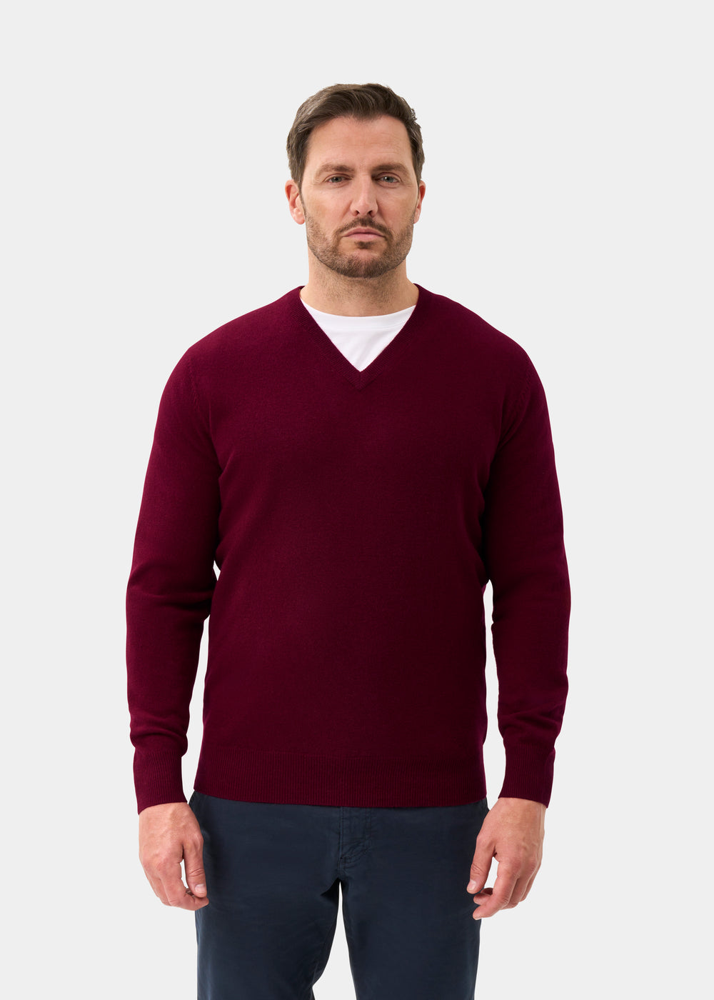 Men's Geelong Wool Vee Neck Jumper in Claret