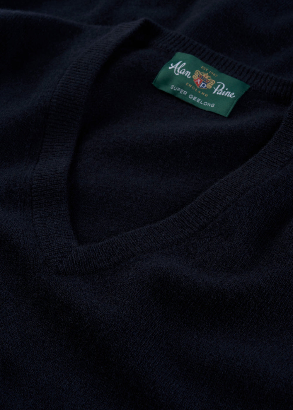 Men's Geelong Wool Vee Neck Jumper in Dark Navy